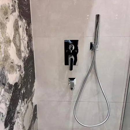 New In Center 2 Bedroom 7 Stars *