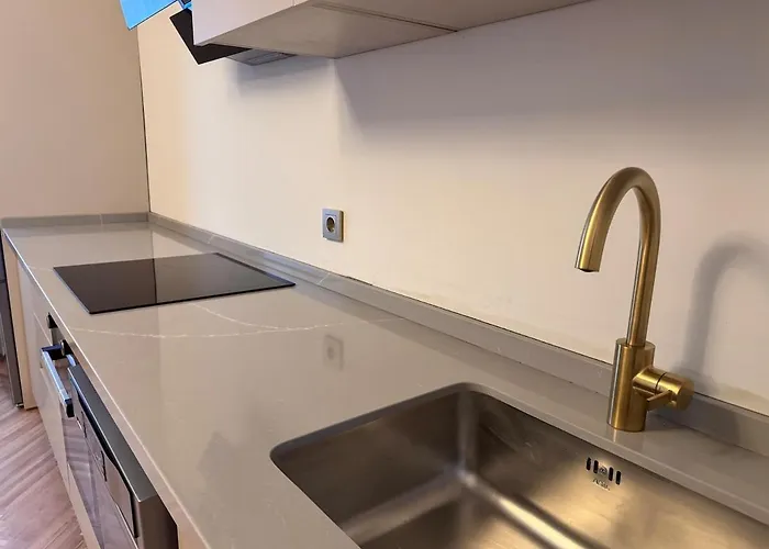 New In Center 2 Bedroom 7 Stars *