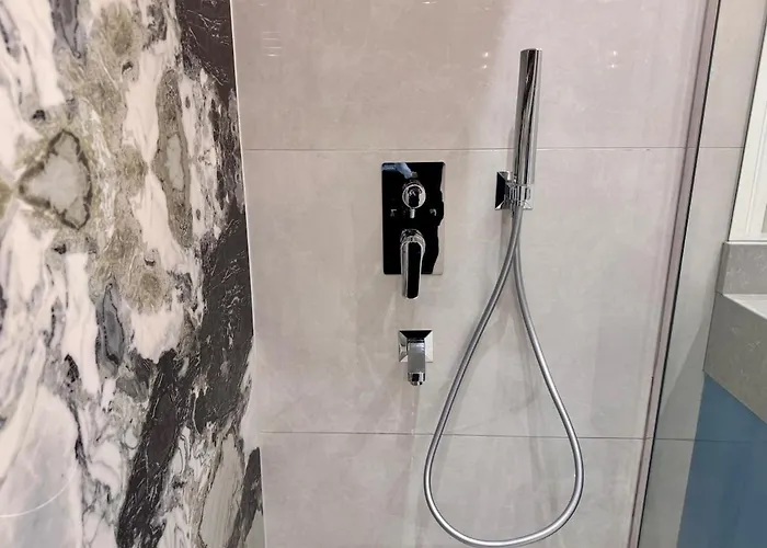 New In Center 2 Bedroom 7 Stars *